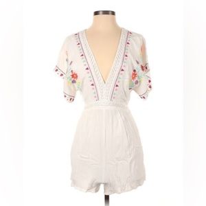 NWT✨Francesca’s Floral Embroidered White Short Sleeve Romper w/ Crochet Detail